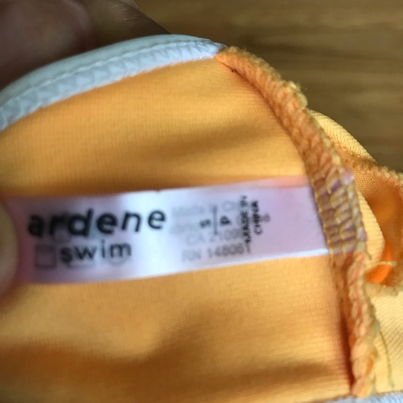 cute retro looking swim top - Picture 5 of 5